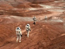 NASA опубликовало фотографии Марса с человеческой тенью